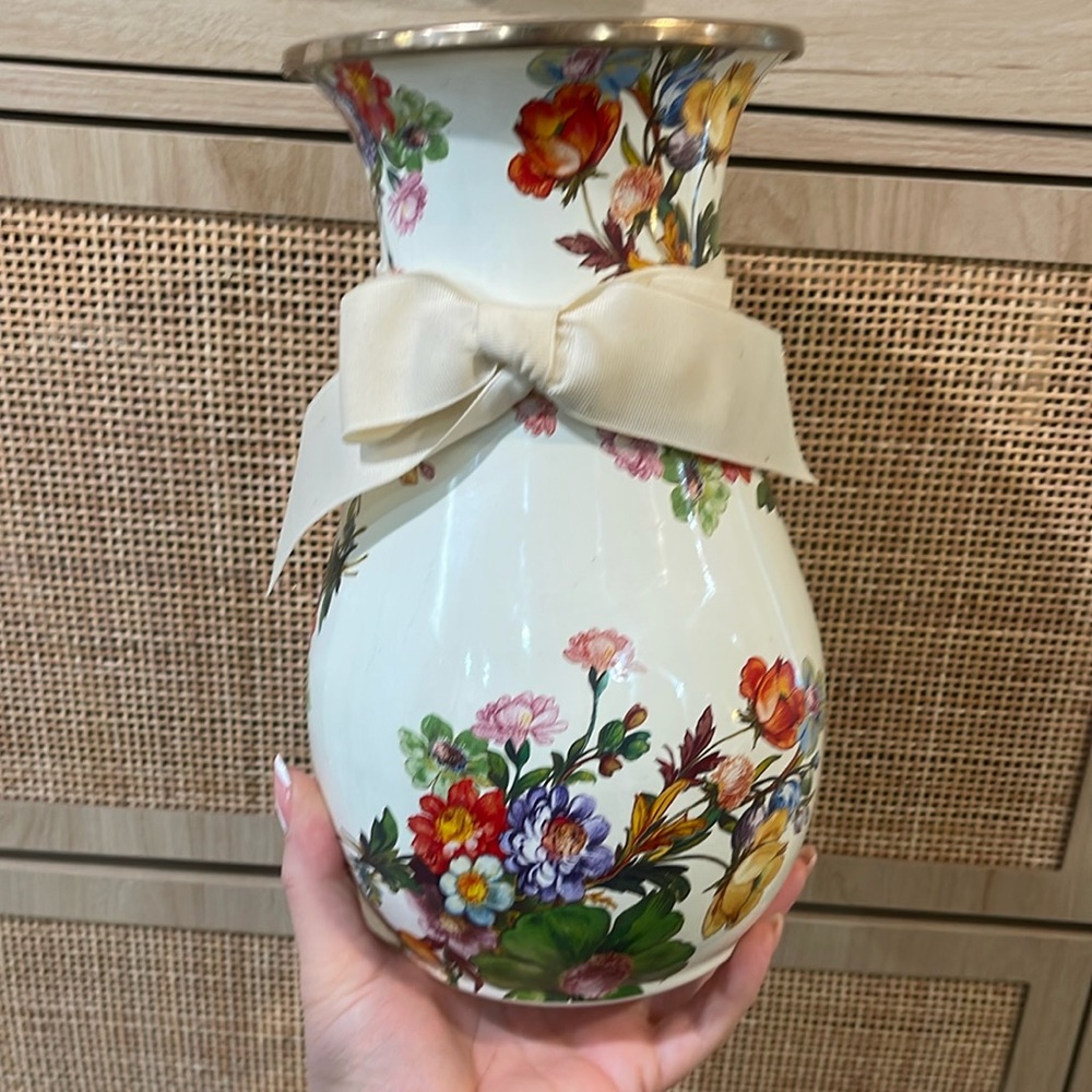 Mackenzie Childs gently
Used flower market vase